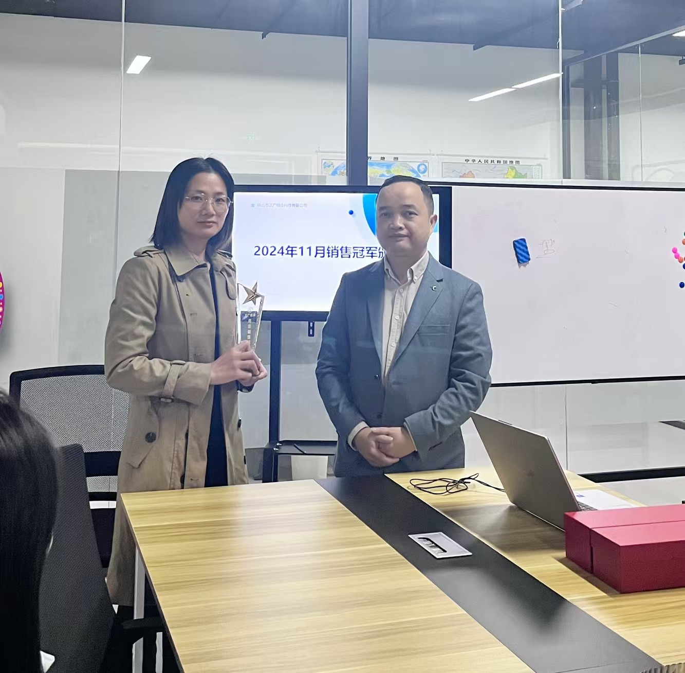 ข่าวน่ายินดี! Ms. Guo Junqiao ประสบความสำเร็จในการเป็นแชมป์ยอดขายประจำเดือนในเดือนพฤศจิกายน